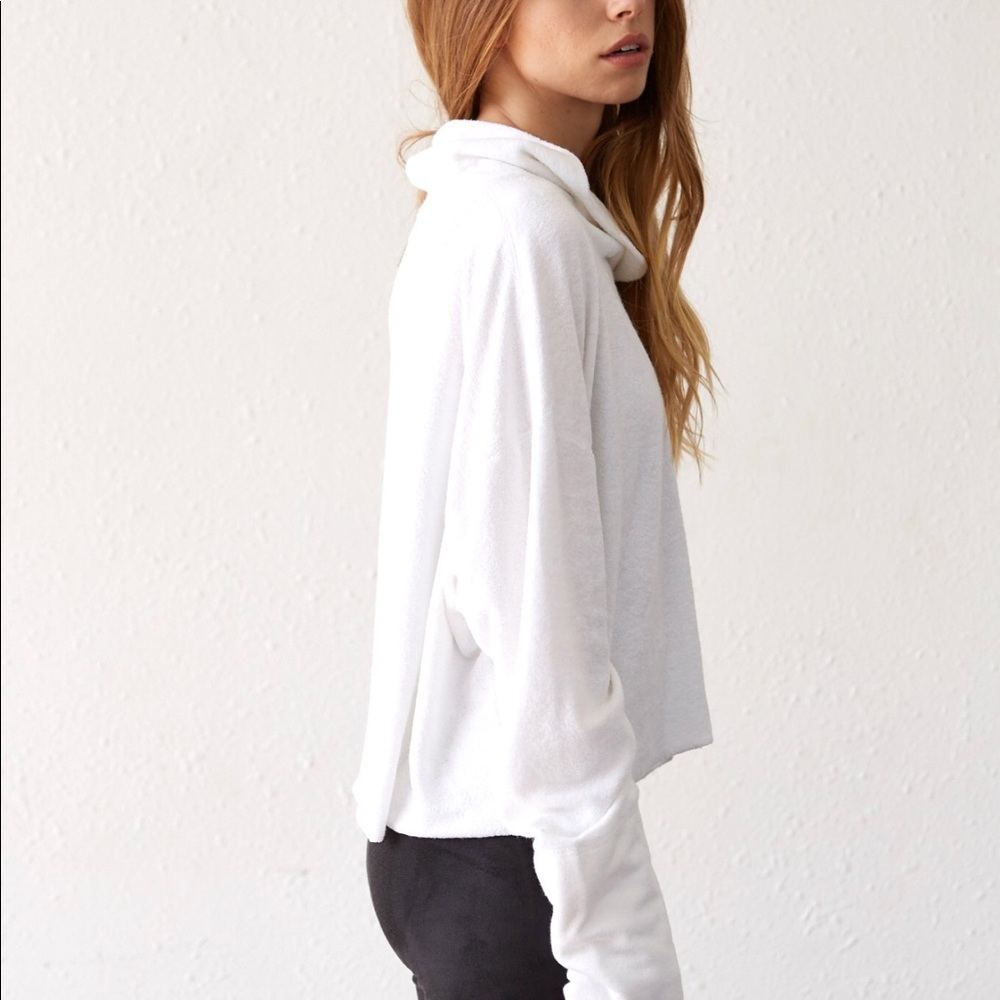Tribe Kelley wavy neck in white